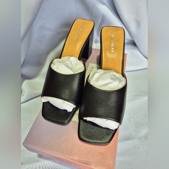 Lisa Vicky’s Women’s Size 9 NWB Black Women's Vital-V Sandels - Picture 2 of 5